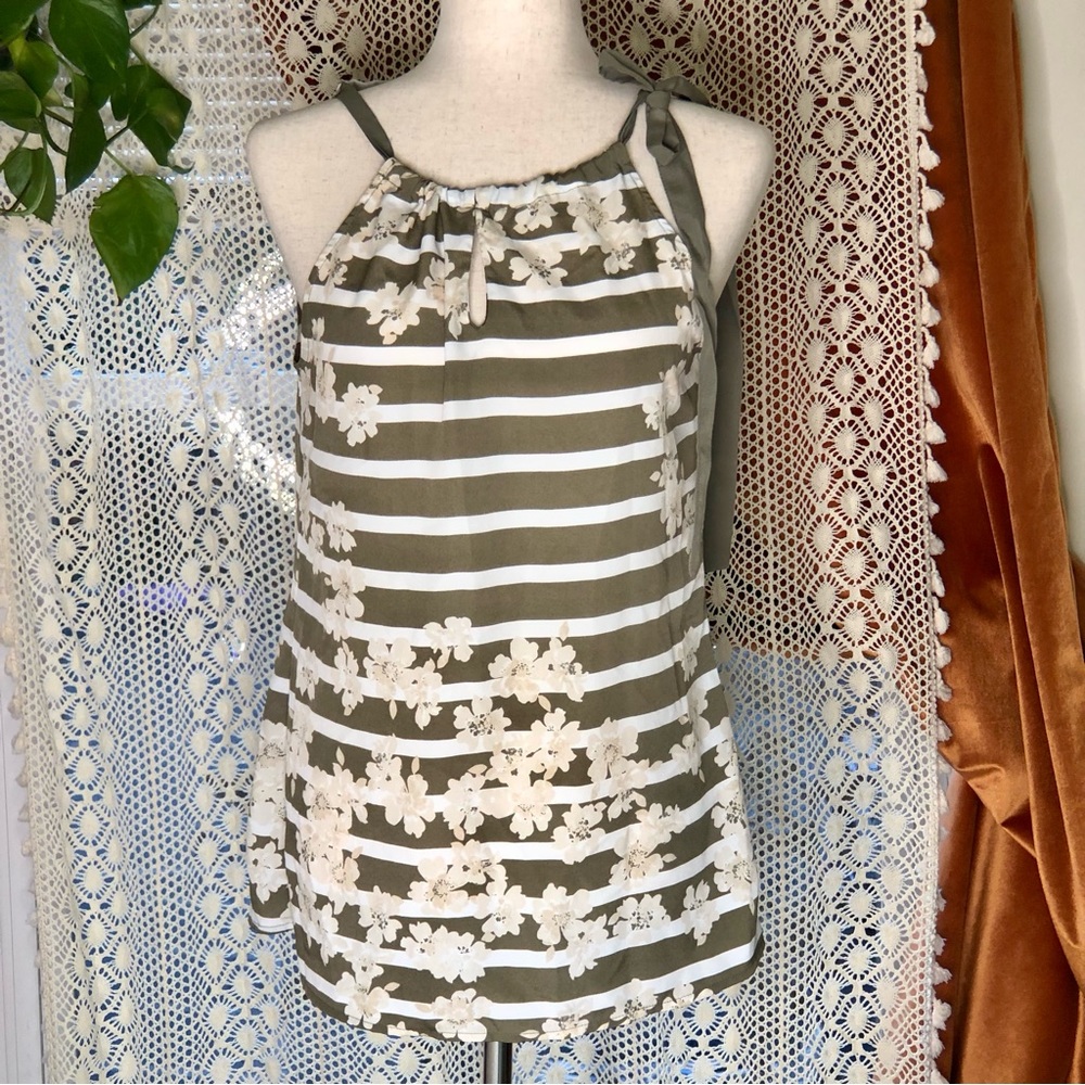 New York & Company Sage Green Striped Flower Shoulder Tie Sleeveless Blouse | XS